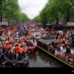 Koningsdag wildest europe locura naranja barcos colapsar canales llegan seeker io